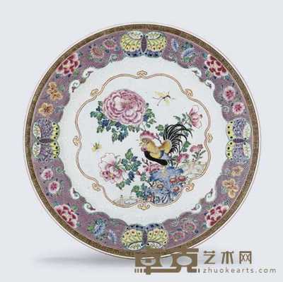 YONGZHENG/EARLY QIANLONG, CIRCA 1730-40 A LARGE FAMILLE ROSE ‘COCKEREL’ DISH 